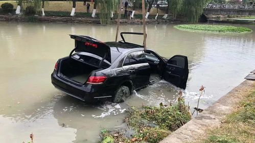 黑色轿车突然冲进河里,这时三个陌生人