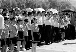 山西几十名小学生烈日站场 当时为正常上课时间 