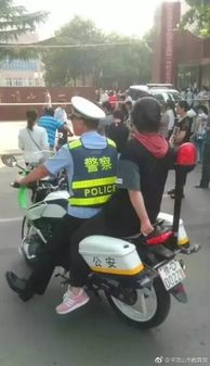 高考两天,看看交警蜀黍骑什么摩托送考生 