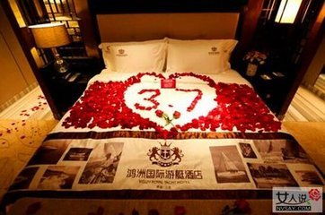 有没有在床上用玫瑰花瓣摆心形的图片 