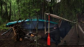 一个人在森林里露营,大热天时里，去野营合适麼？该注意哪些方面呢？
