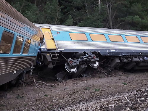 澳大利亚火车脱轨 载有近200名乘客