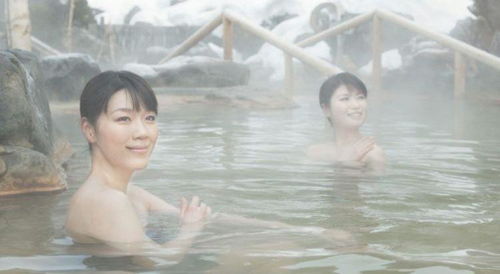 游客去日本旅行时,泡温泉有一项规定,大多数游客表示不解