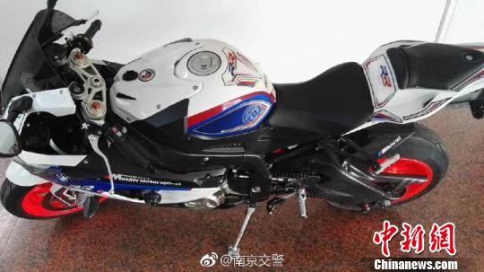 男子骑摩托在南京机场高速飙车 被判处拘役4个月 