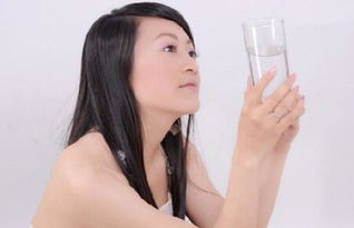 女生频繁喝水暗示什么(如果一个女人在你面前一直喝水表明什么)