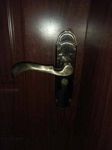 卧室门被锁 没钥匙怎么打开 