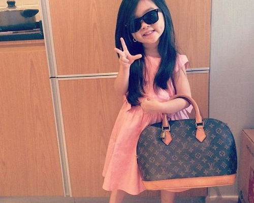 5岁女孩迪拜旅游,因 太漂亮 被富豪收养,现状幸福惹人羡慕