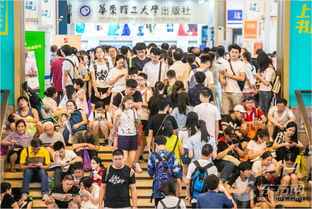上海书展周末迎大客流 高峰需排队1小时 