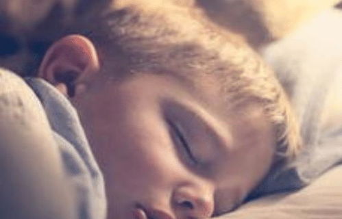 孩子睡觉总用这3个姿势,多半是 缺钙 表现,家长别不当回事