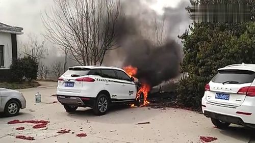 车子突然着火吓我一跳,车主还没有出现,回来估计都心疼死了 