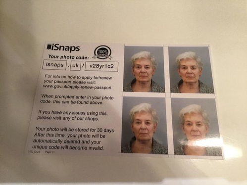85岁女子拍护照照片 由于头发太白与背景混为一体