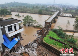 暴雨致湖南嘉禾一大桥垮塌 三人落桥受伤 