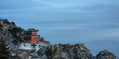 现在爬泰山哪里免费停车 (泰山停车场免费地点有哪些)