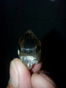 这算是水晶吗 还是什么宝石 山上捡的 