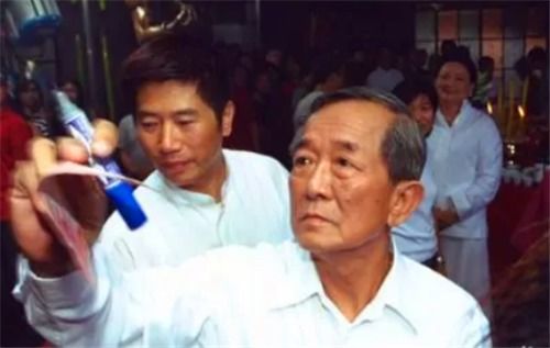 2003年,张国荣约见白龙王遭拒,一个月后哥哥跳楼,龙王说了四字