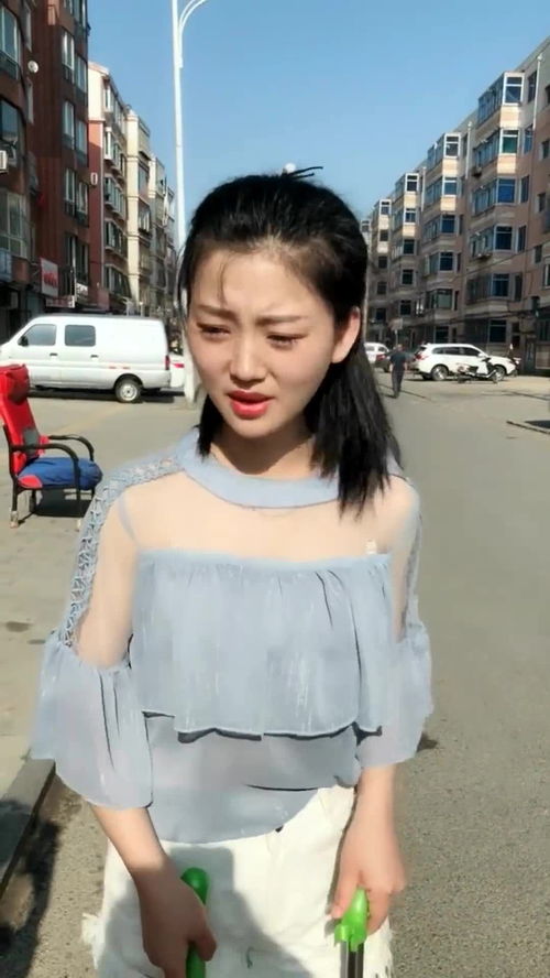 路人问美女姓名,结果之后美女的表现绝了,真是搞笑了 