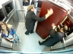 巴西电梯整人出新招 棺材 诈尸 恶搞乘客 