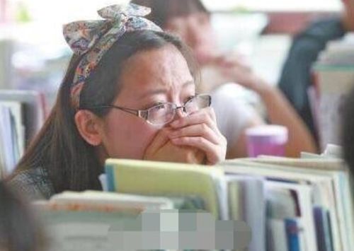 高校女生坐窗台痛斥学校,称学校配不上自己,学校通报来了