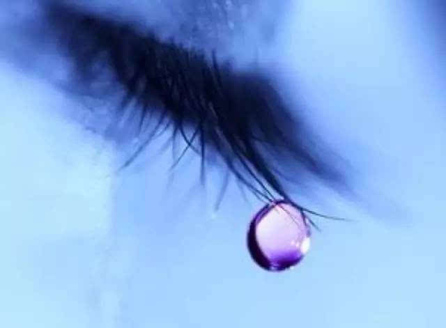 眼角的泪,谁知道 心里的苦,只有自己最懂 