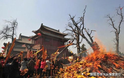 中国香火最旺的庙宇,单日参拜人数82万,香灰多到用卡车运