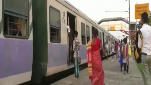 监控 印度的火车上下非常的方便,站台哪去了 