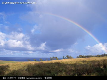 蓝天下枯黄的草地上的彩虹图片免费下载 红动网 