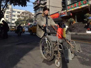 四川 91岁大爷每天推着空轮椅就医,背后原因让人感动