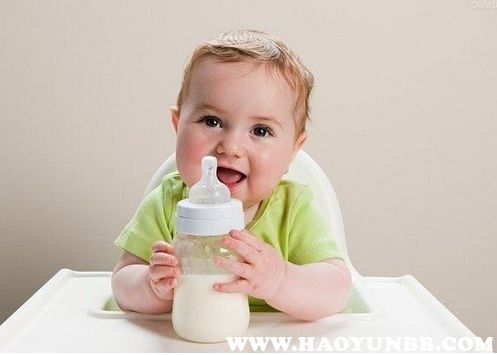 一岁后宝宝喝奶用奶瓶还是吸管杯
