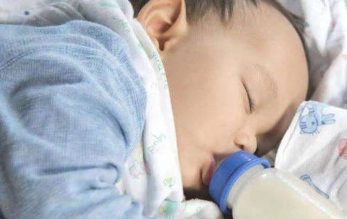实拍宝宝喝奶,真人婴儿吃奶,萌化你的心情