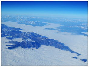 雪山上空的日出