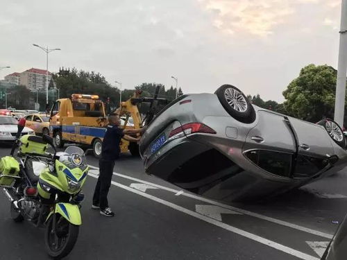 高架上一轿车突然侧翻,前挡风玻璃都碎了 原来是没注意这个白色区域