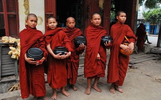 盘点各国佛教的那些怪事 泰国女孩从小就削发为尼