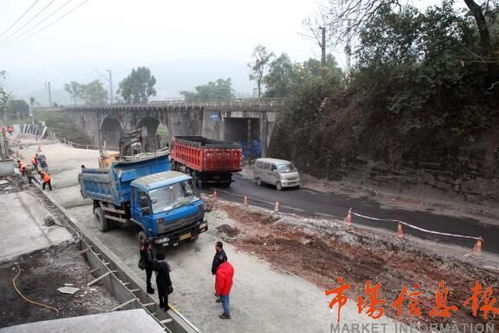 重庆市永川区人大代表提建议 长期坑洼不平的道路得以改建 