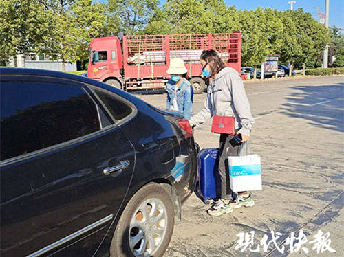 回家心切坐黑车,俩打工女孩被丢在高速上