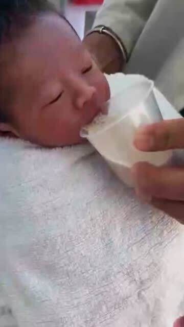 刚出生的宝宝,居然可以喝那么多的奶粉,一看就不简单呀 