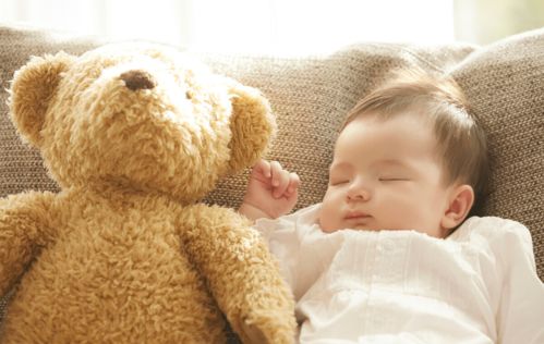 宝宝睡觉,头朝向有讲究,有一个方位让娃睡得安稳,大脑发育更好
