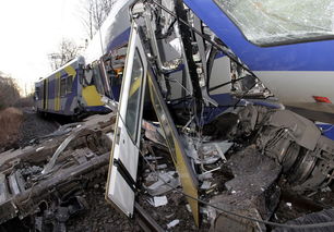 德国南部两列火车相撞 致百余人伤亡 