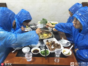 自带雨衣吃火锅引围观 堪称吃货届高手