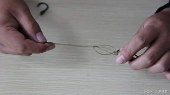 双钩子线和八字环如何快速连接 打一结绕两圈即可,简单易学