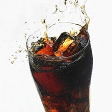 常喝可乐伤牙又易胖，3类人群不宜喝。 