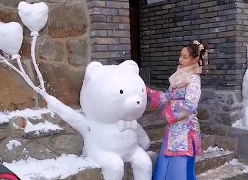 山东一爸爸为女儿堆 熊雪人 ,不料引众游客拍照,意外成打卡地