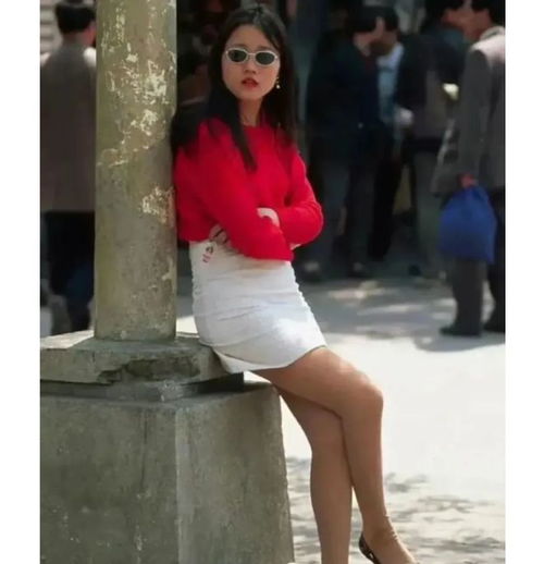 1995年,一位戴着墨镜坐路边休息的漂亮女子,当时北京房价3000元