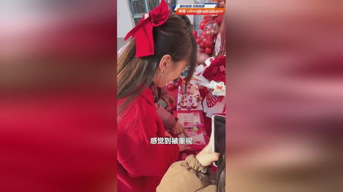 太有心了 小伙订婚给未婚妻全家送花束