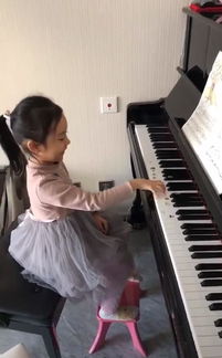 甜馨,一个有艺术天分的孩子,钢琴弹得有模有样 