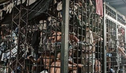 世界上最混乱不堪的监狱, 犯人像家畜一样困在铁笼里