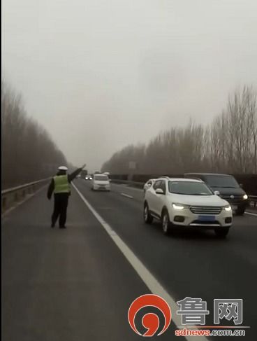 新春走基层 春节倒计时 泰安高速交警助力湖南农民工返乡过年