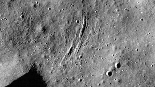 月球新发现的 皱纹