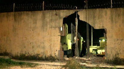 巴西 4名囚犯开卡车撞墙越狱 36人趁乱逃跑 