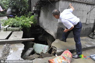 成都7层居民楼突发地陷 100户居民撤离