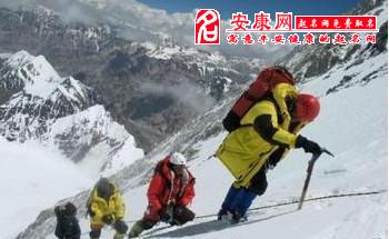 梦见家人爬山